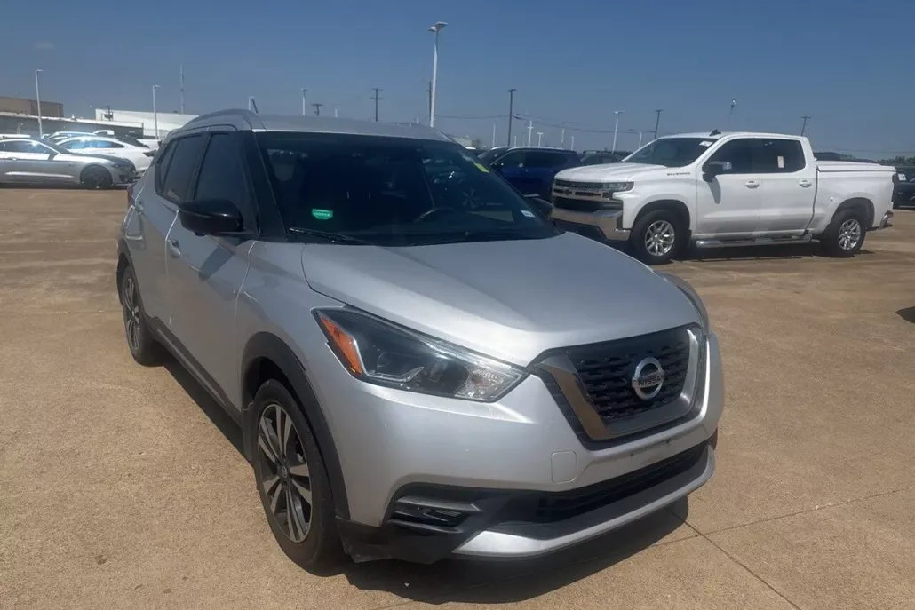 2019 Nissan Kicks SR photo 1