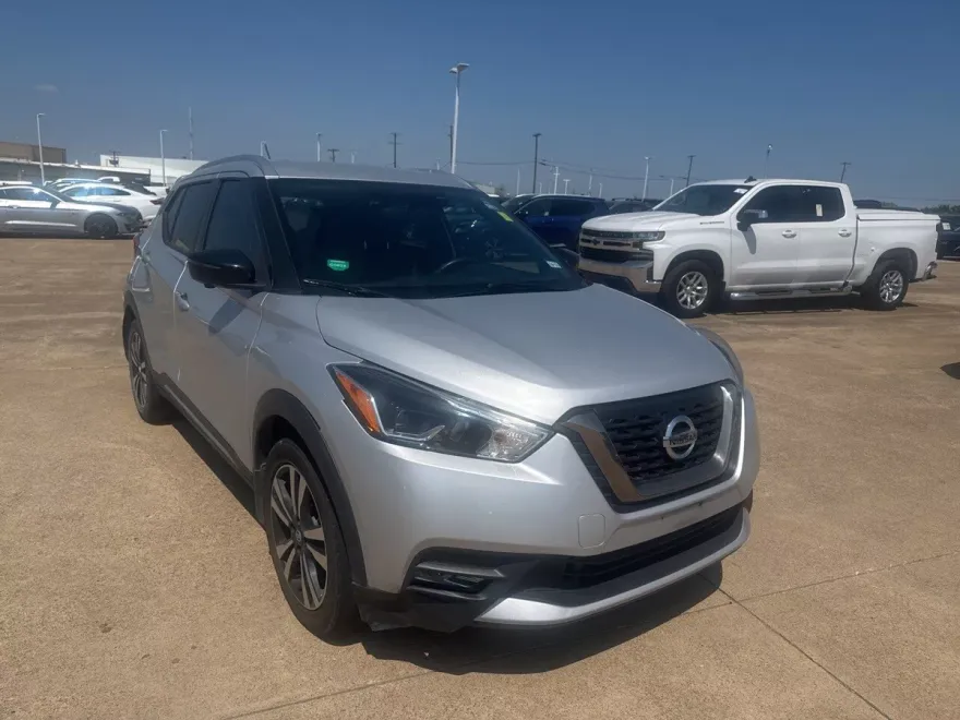 2019 Nissan Kicks SR photo 1