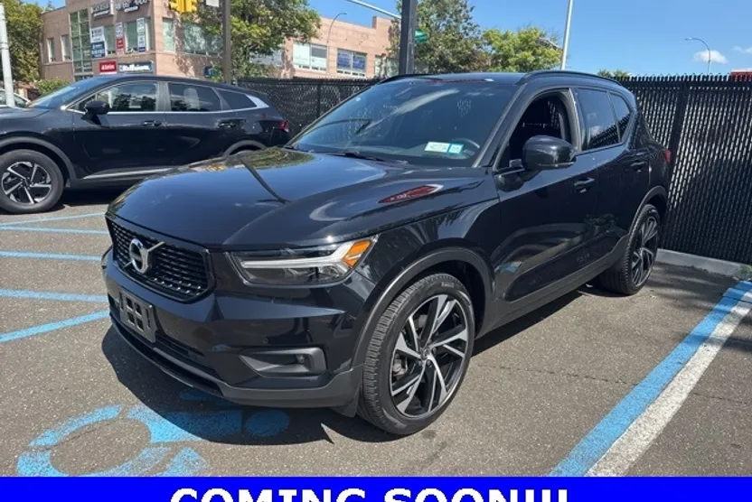 2022 Volvo XC40 R-Design photo 1