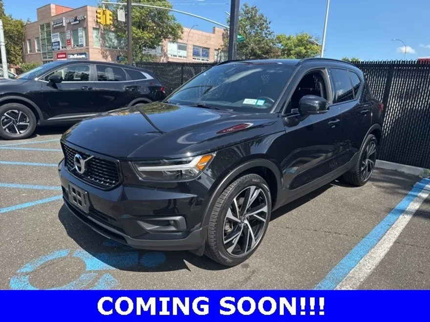 2022 Volvo XC40 R-Design photo 1