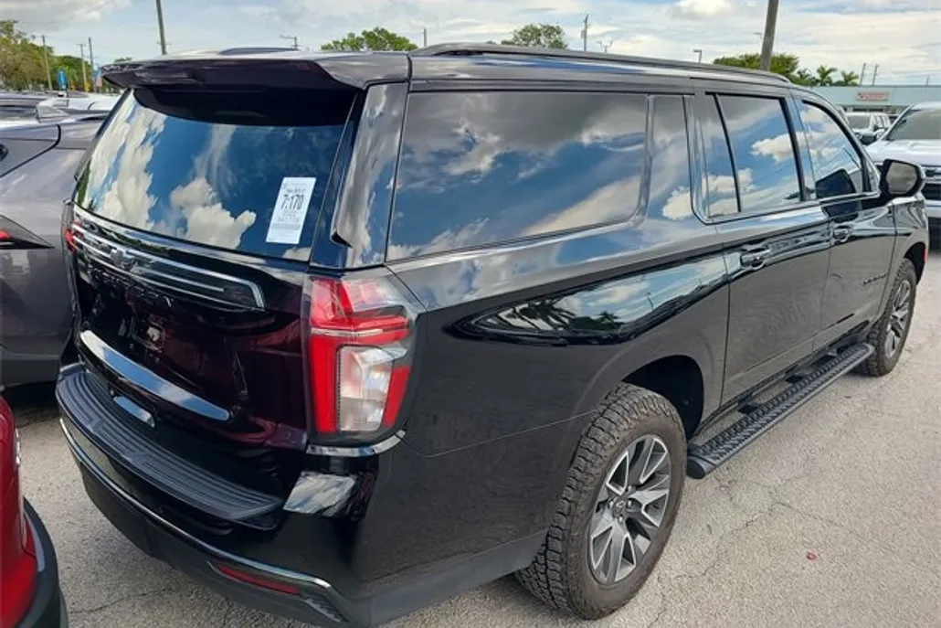 2022 Chevrolet Suburban Z71 photo 1