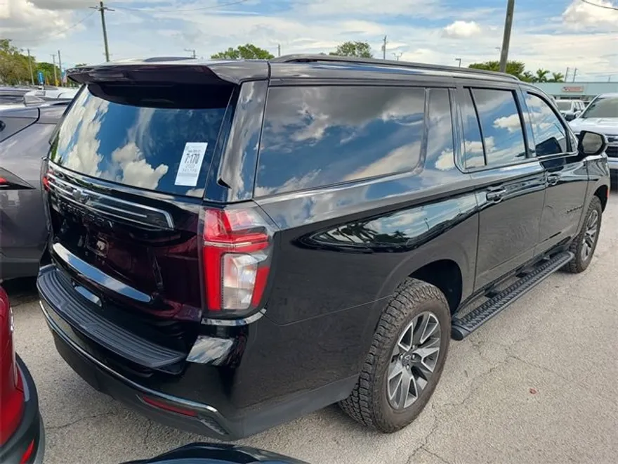2022 Chevrolet Suburban Z71 photo 1