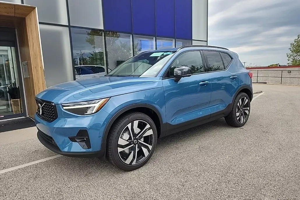 2025 Volvo XC40 AWD Plus photo 1