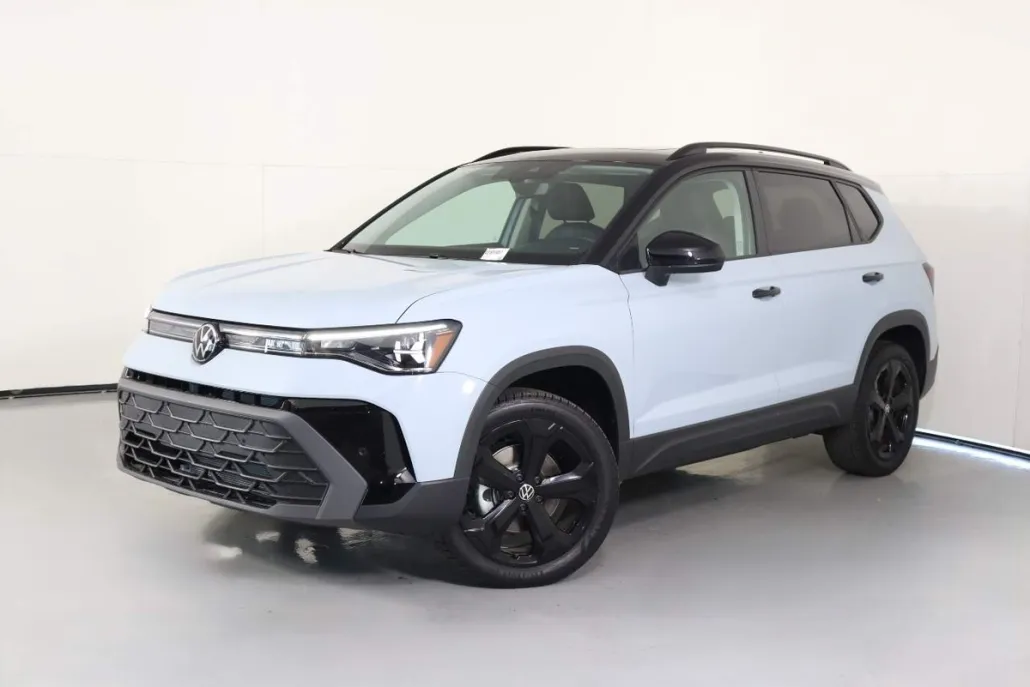 2025 Volkswagen Taos SE photo 1