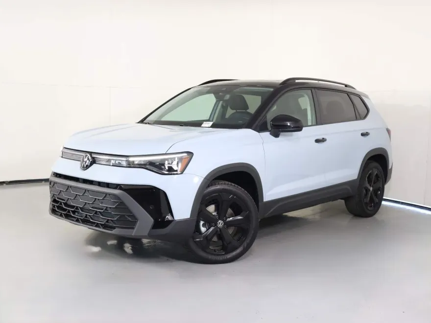 2025 Volkswagen Taos SE photo 1