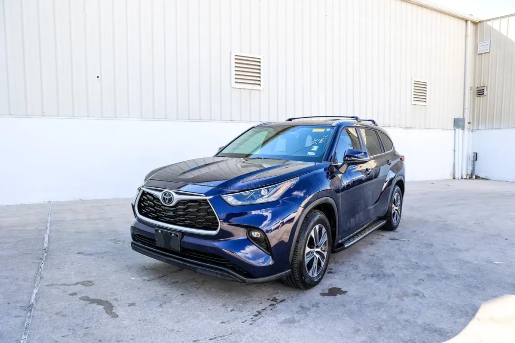 2023 Toyota Highlander XLE photo 1