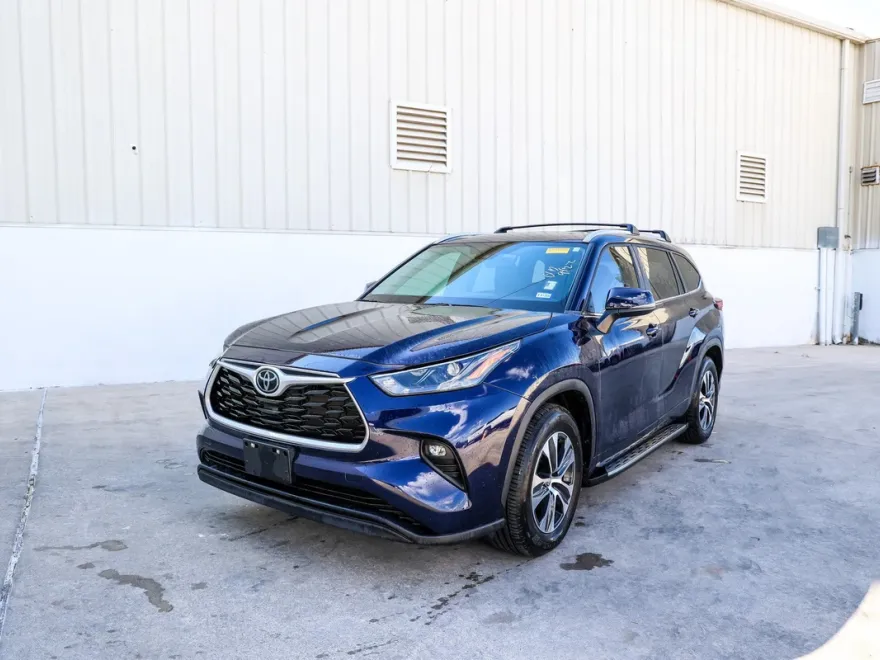2023 Toyota Highlander XLE photo 1