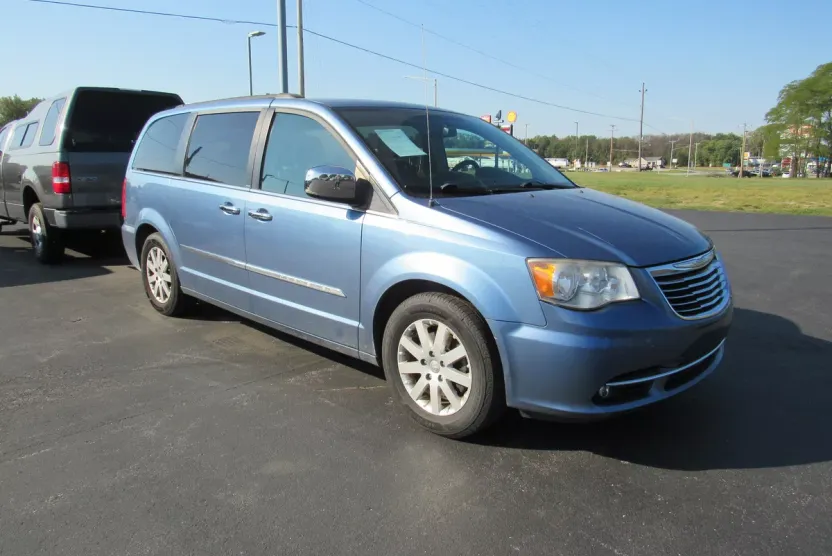 2012 Chrysler Town & Country photo 1