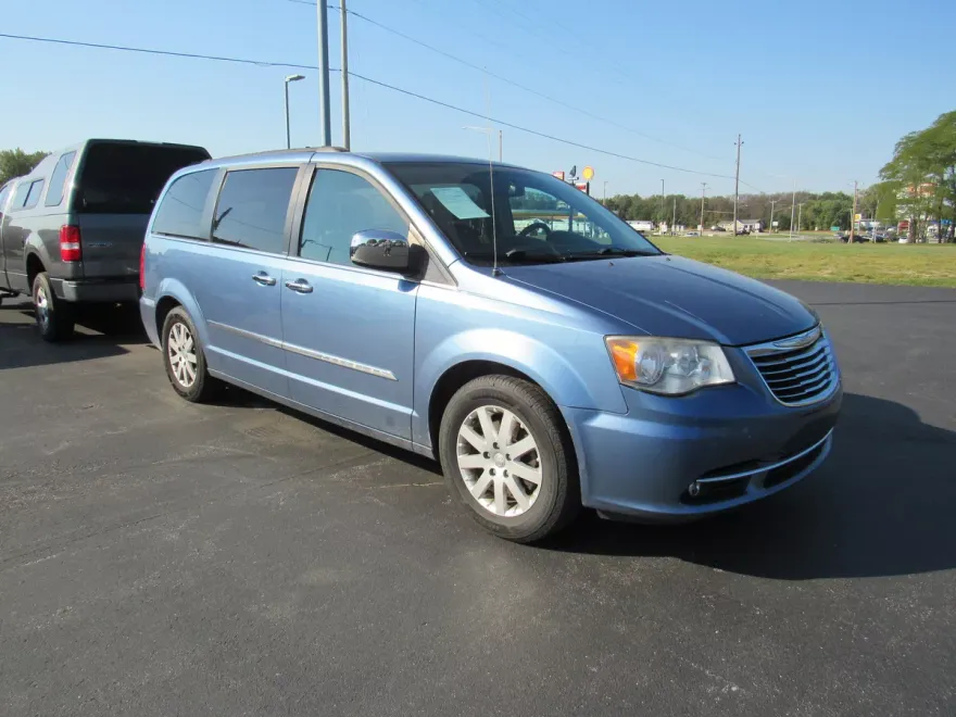 2012 Chrysler Town & Country photo 1