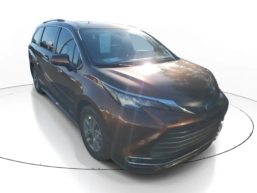 2021 Toyota Sienna XLE photo 1