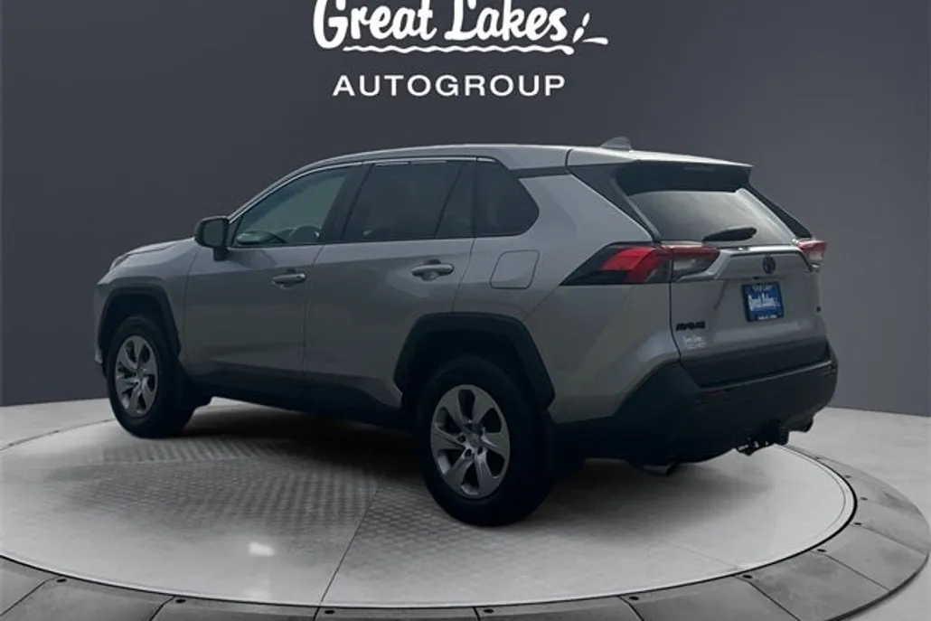 2022 Toyota RAV4 LE photo 1