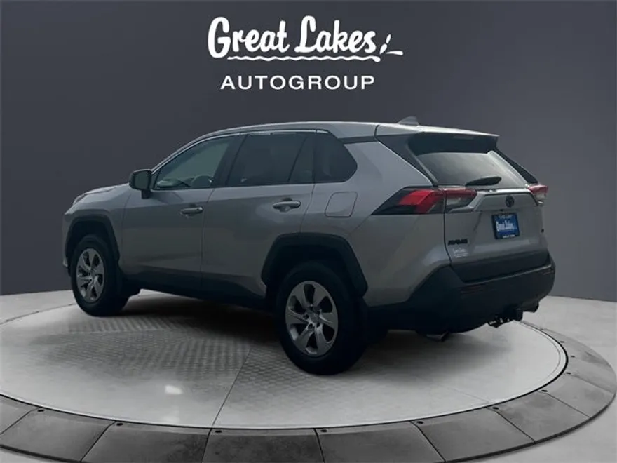 2022 Toyota RAV4 LE photo 1