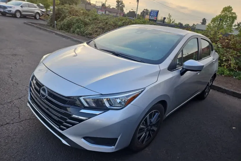 2023 Nissan Versa SV photo 1