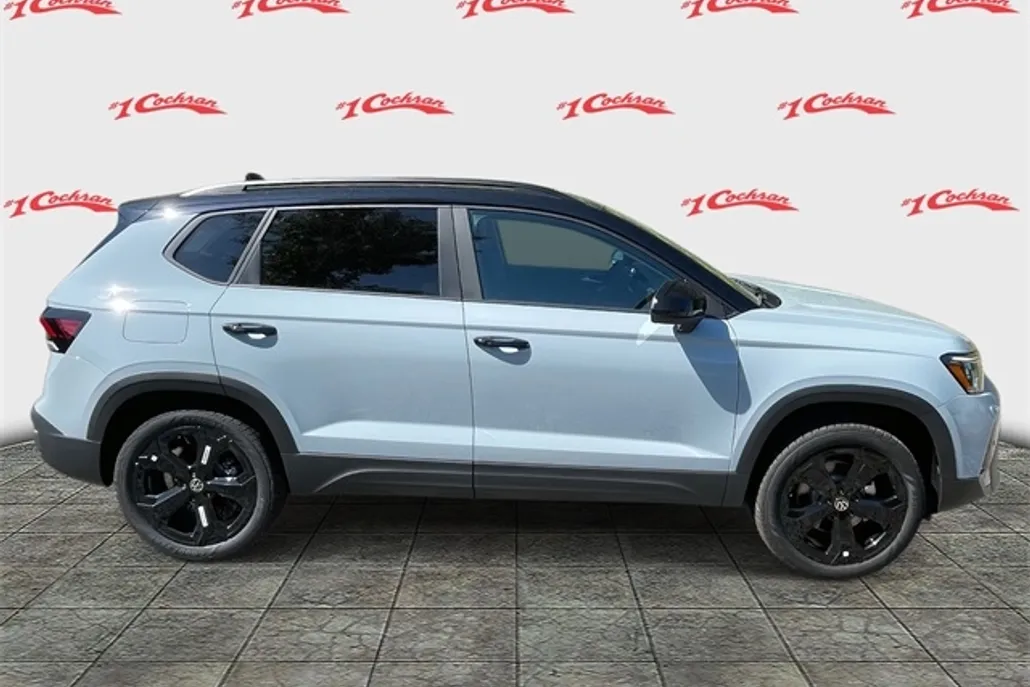 2025 Volkswagen Taos SE photo 1
