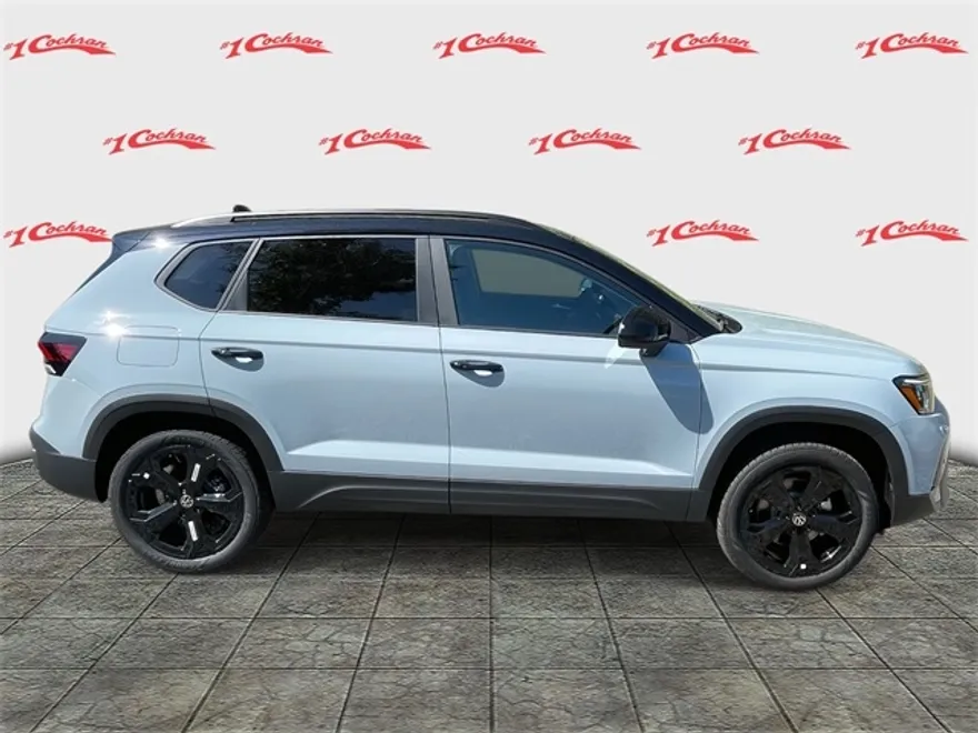 2025 Volkswagen Taos SE photo 1