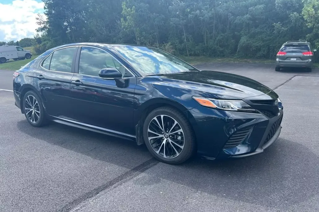 2020 Toyota Camry SE photo 1