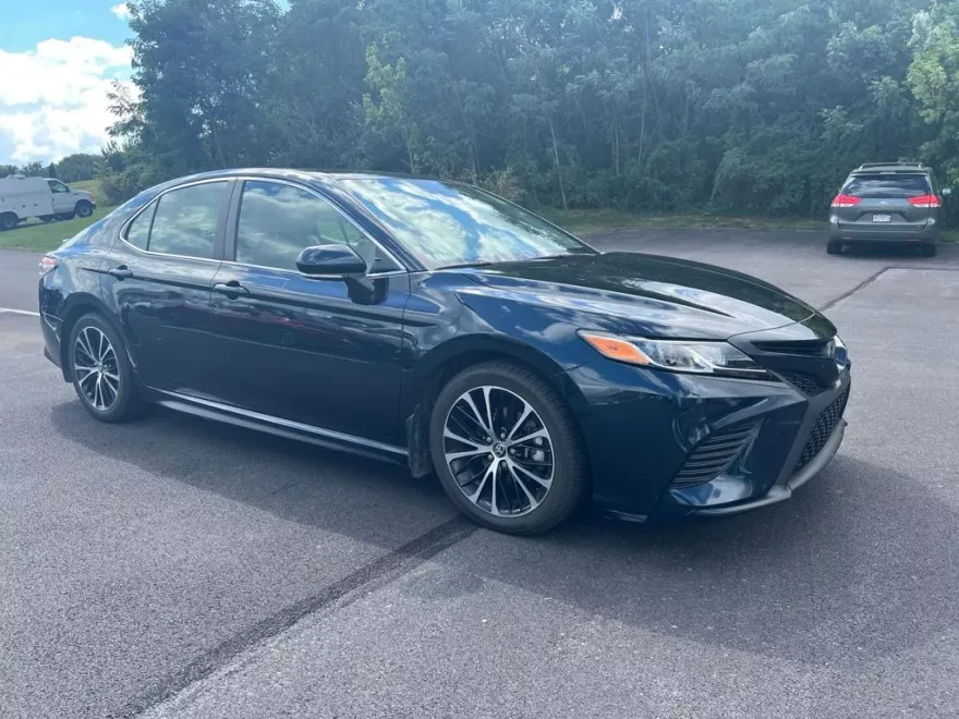 2020 Toyota Camry SE photo 1