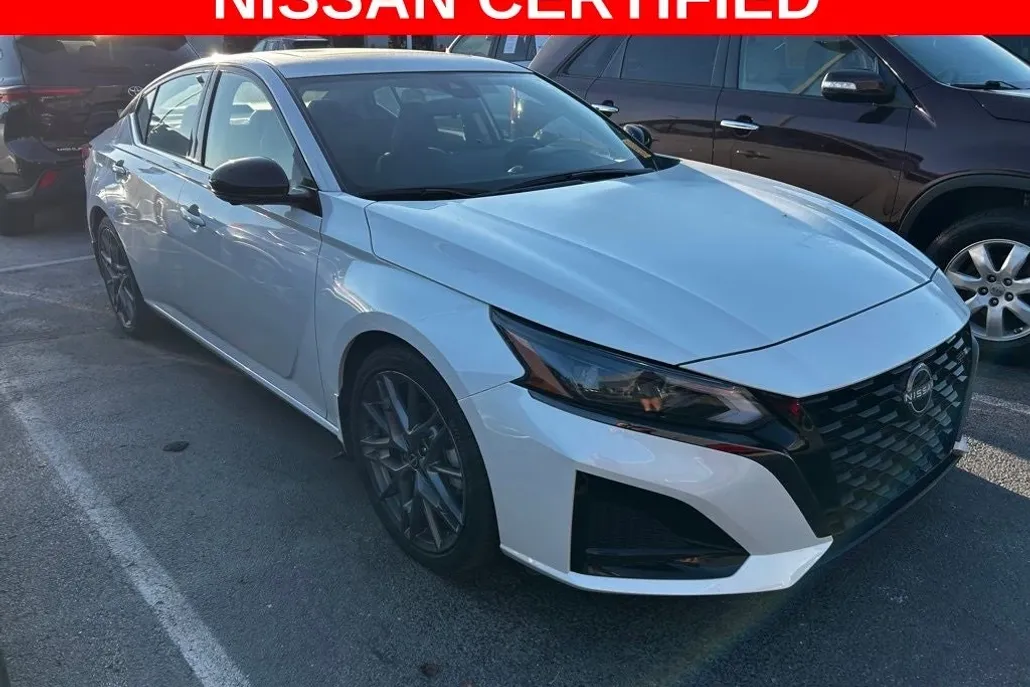 2023 Nissan Altima SR photo 1