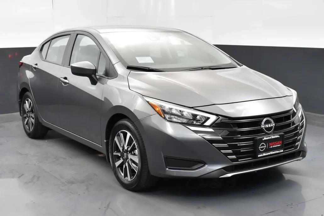 2025 Nissan Versa 1.6 SV photo 1