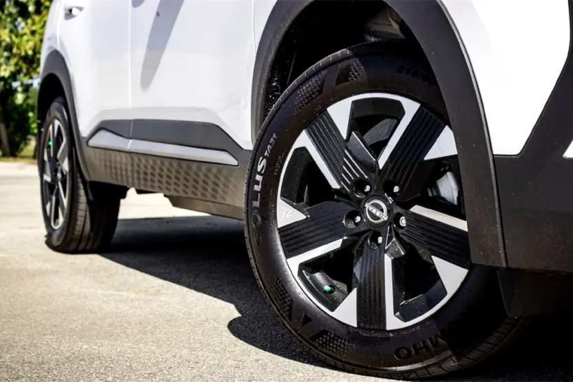 2025 Nissan Kicks SV photo 1