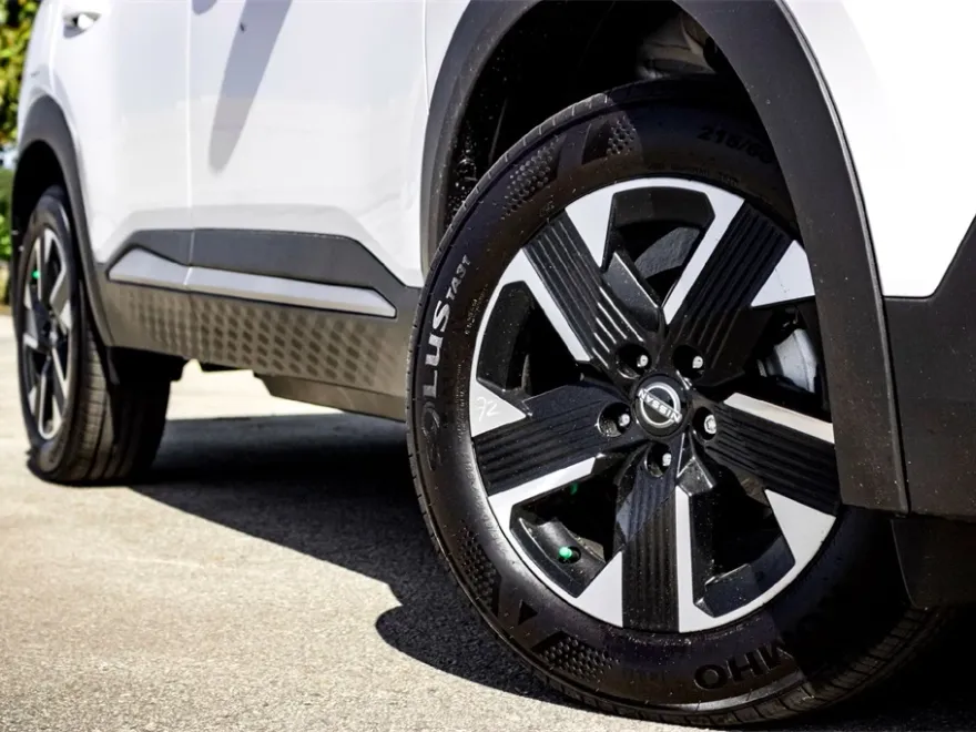 2025 Nissan Kicks SV photo 1
