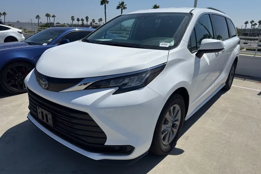 2023 Toyota Sienna LE photo 1