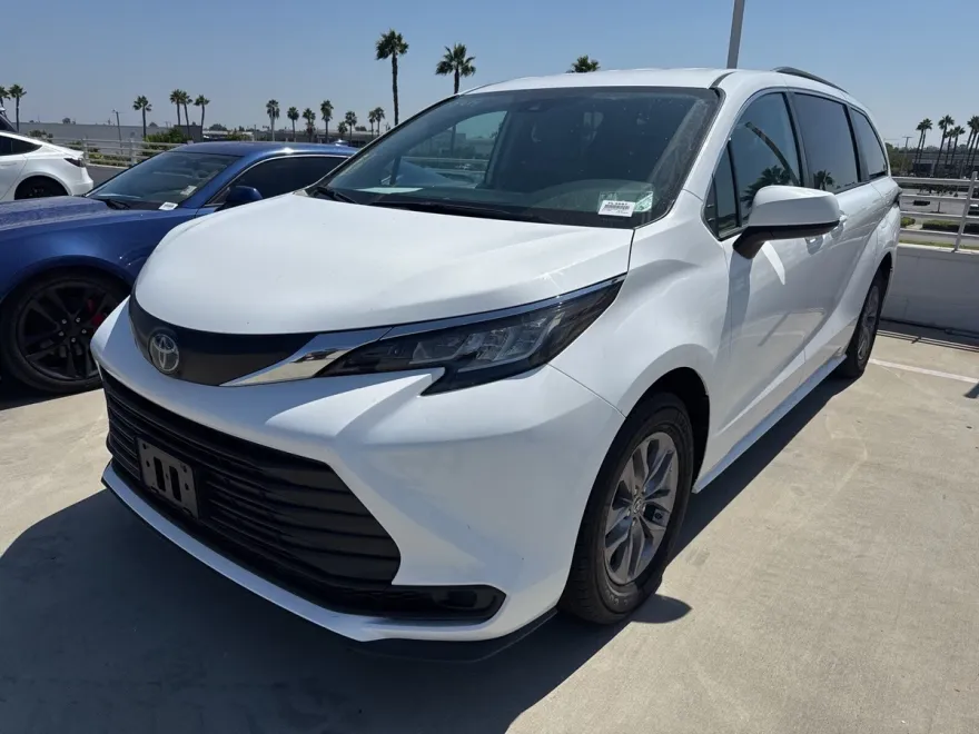 2023 Toyota Sienna LE photo 1