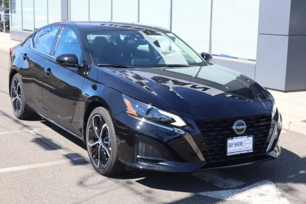 2025 Nissan Altima SR photo 1