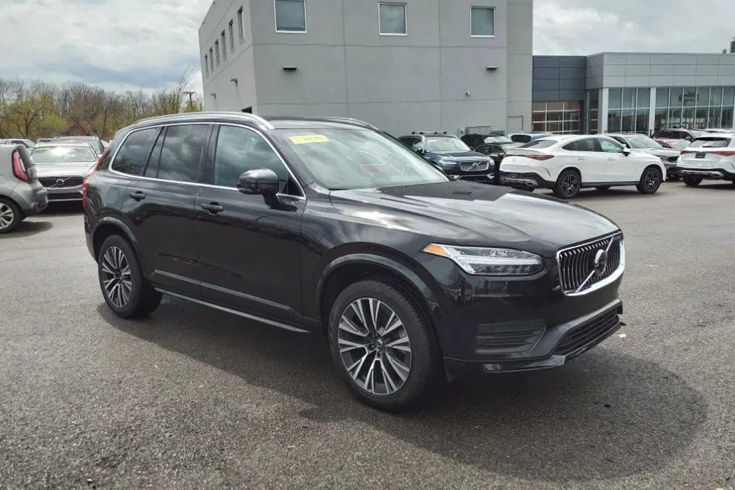 2022 Volvo XC90 Momentum photo 1