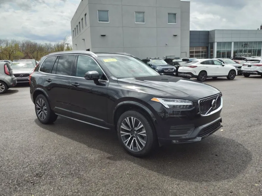 2022 Volvo XC90 Momentum photo 1