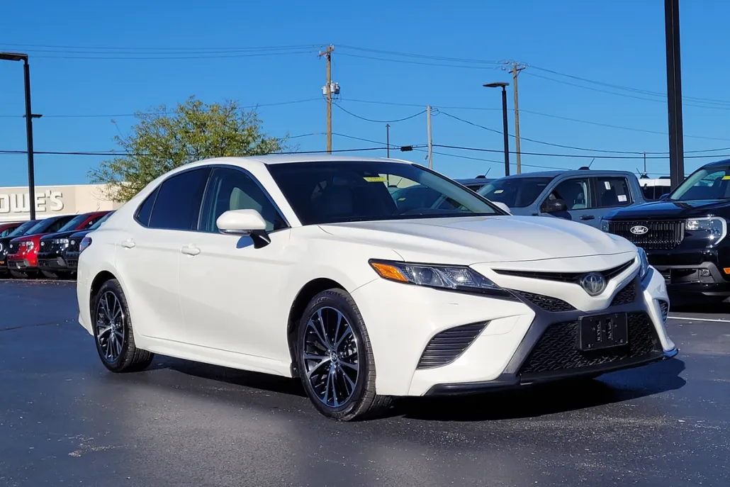 2018 Toyota Camry SE photo 1