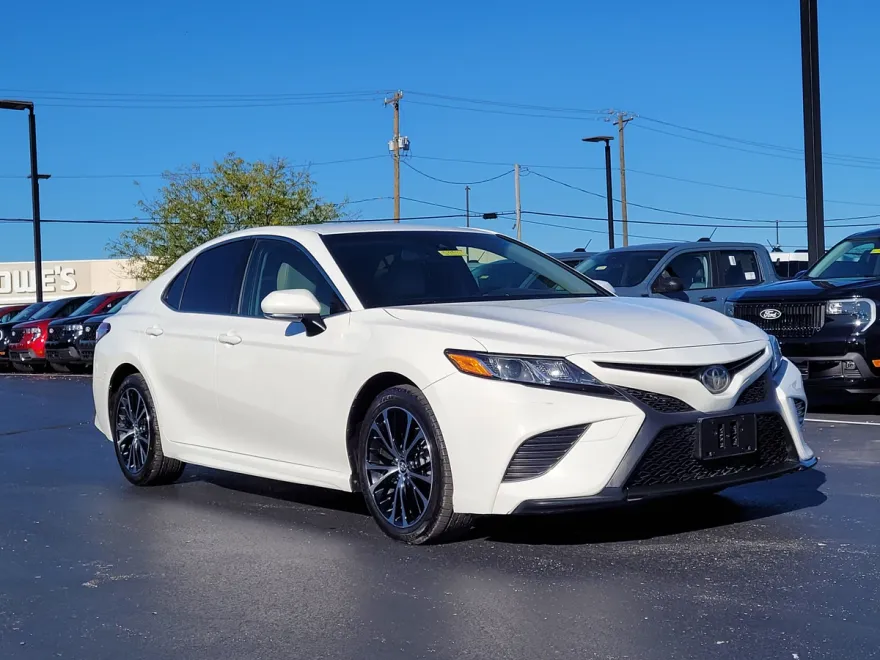 2018 Toyota Camry SE photo 1