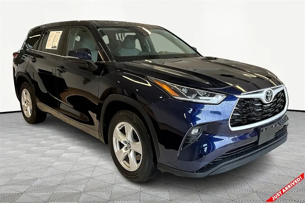 2023 Toyota Highlander LE photo 1
