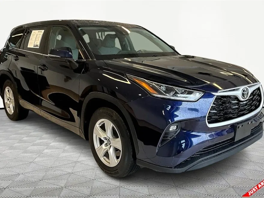 2023 Toyota Highlander LE photo 1
