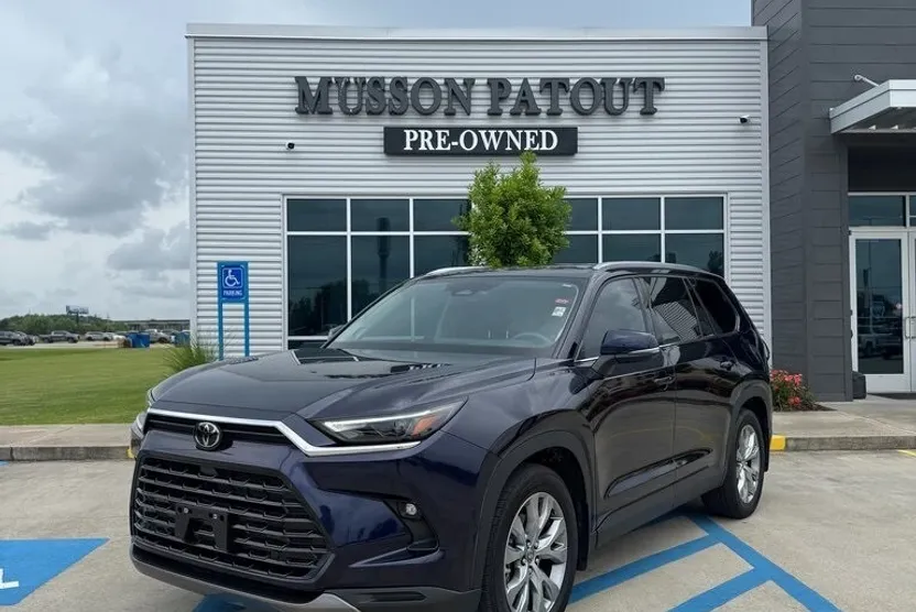 2024 Toyota Highlander Hybrid Limited photo 1