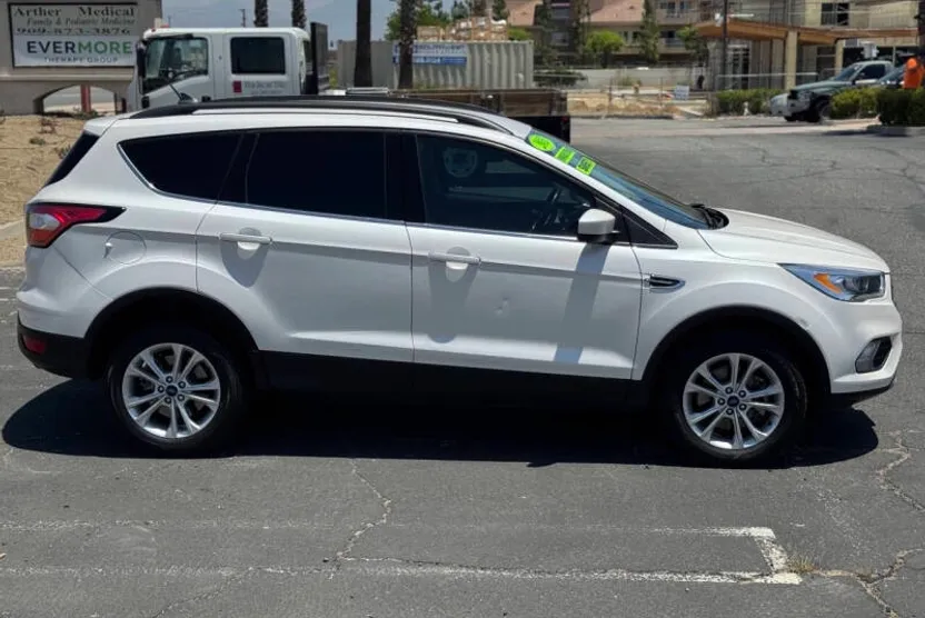 2018 Ford Escape SEL photo 1