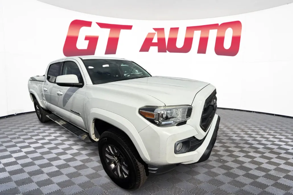 2017 Toyota Tacoma SR5 V6 photo 1