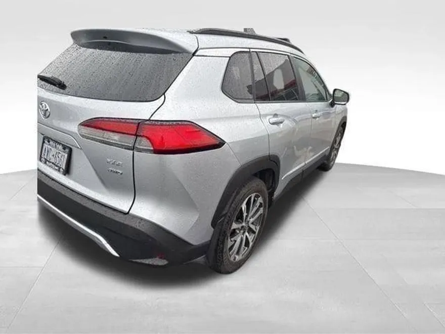 2022 Toyota Corolla Cross XLE photo 1