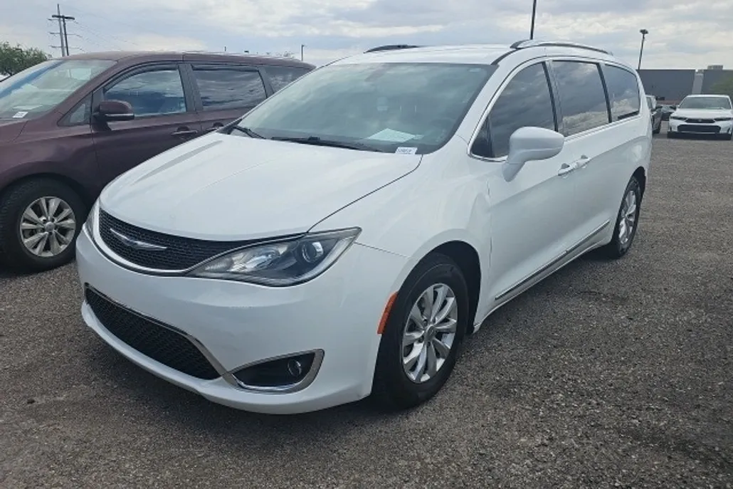 2019 Chrysler Pacifica Touring L photo 1