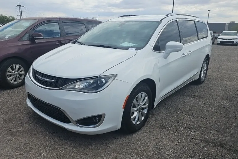 2019 Chrysler Pacifica Touring L photo 1