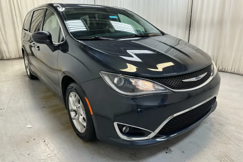 2019 Chrysler Pacifica Touring Plus photo 1