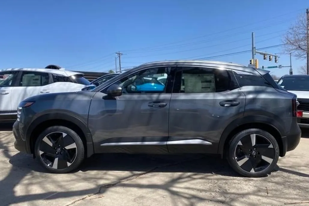 2025 Nissan Kicks SR photo 1