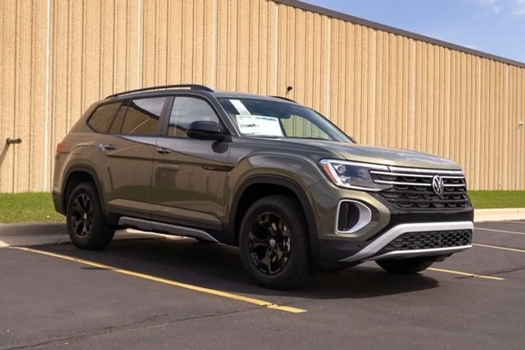 2025 Volkswagen Atlas Peak Edition SE photo 1