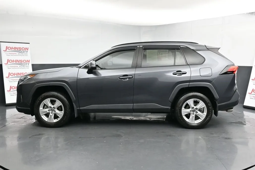 2020 Toyota RAV4 XLE photo 1