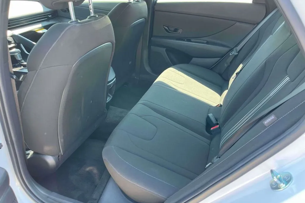 2025 Hyundai Elantra SEL Sport photo 1