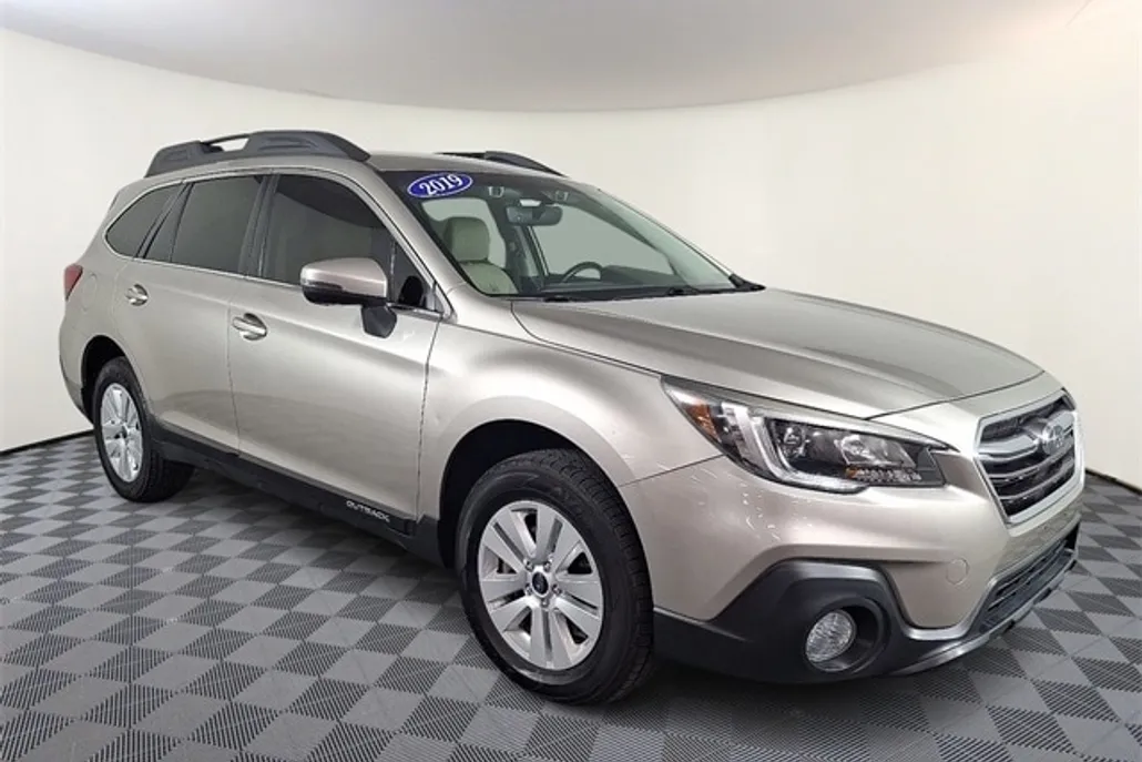 2019 Subaru Outback 2.5i Premium photo 1
