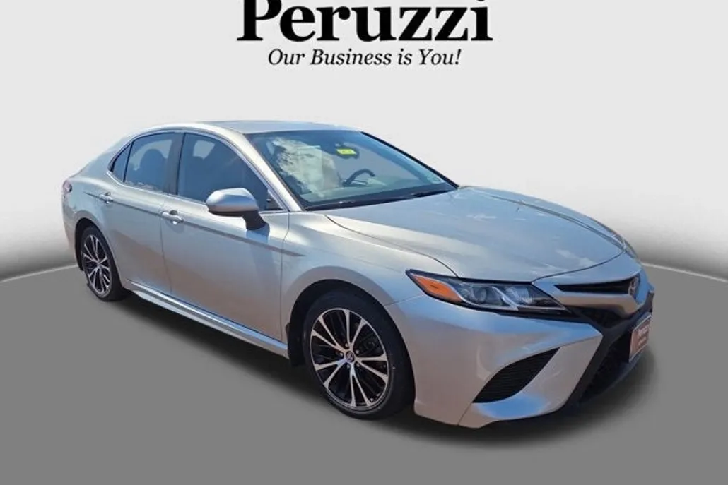2019 Toyota Camry SE photo 1