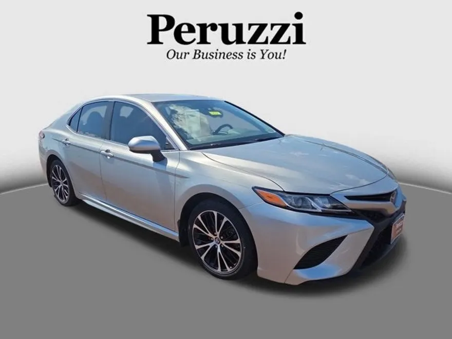 2019 Toyota Camry SE photo 1
