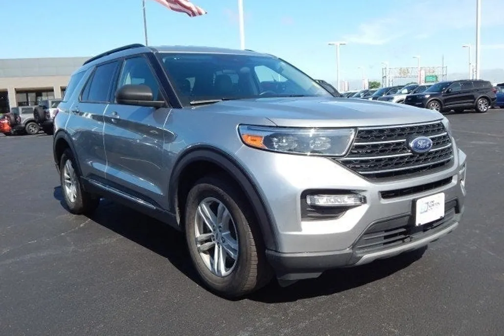 2023 Ford Explorer XLT photo 1