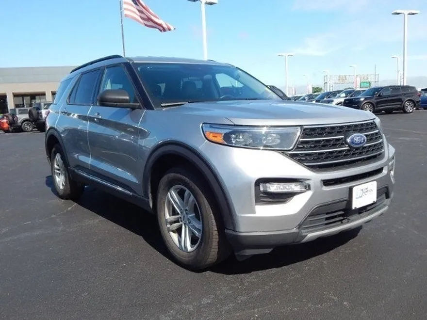 2023 Ford Explorer XLT photo 1